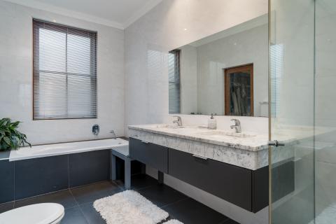 Main en-suite bathroom, De Zalze Winelands Golf Estate