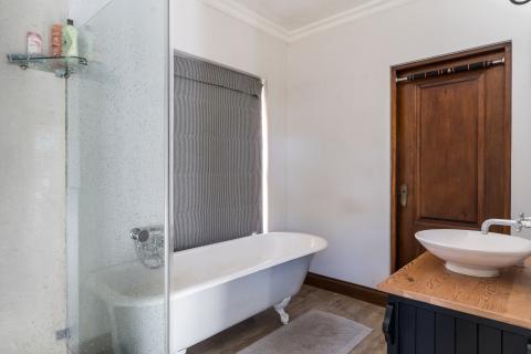 En-suite bathroom 2