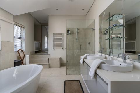 Main en-suite bathroom