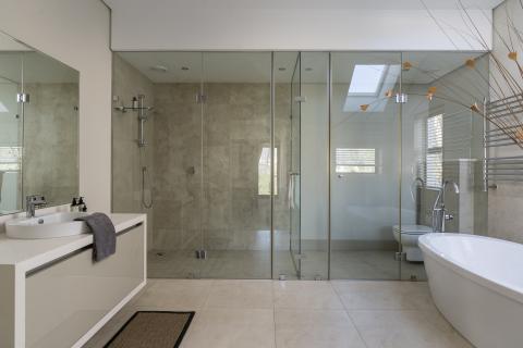 Guest en-suite bathroom