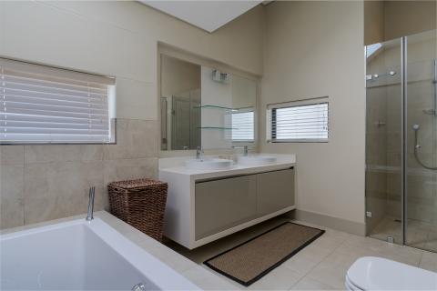 Flatlet en-suite bathroom